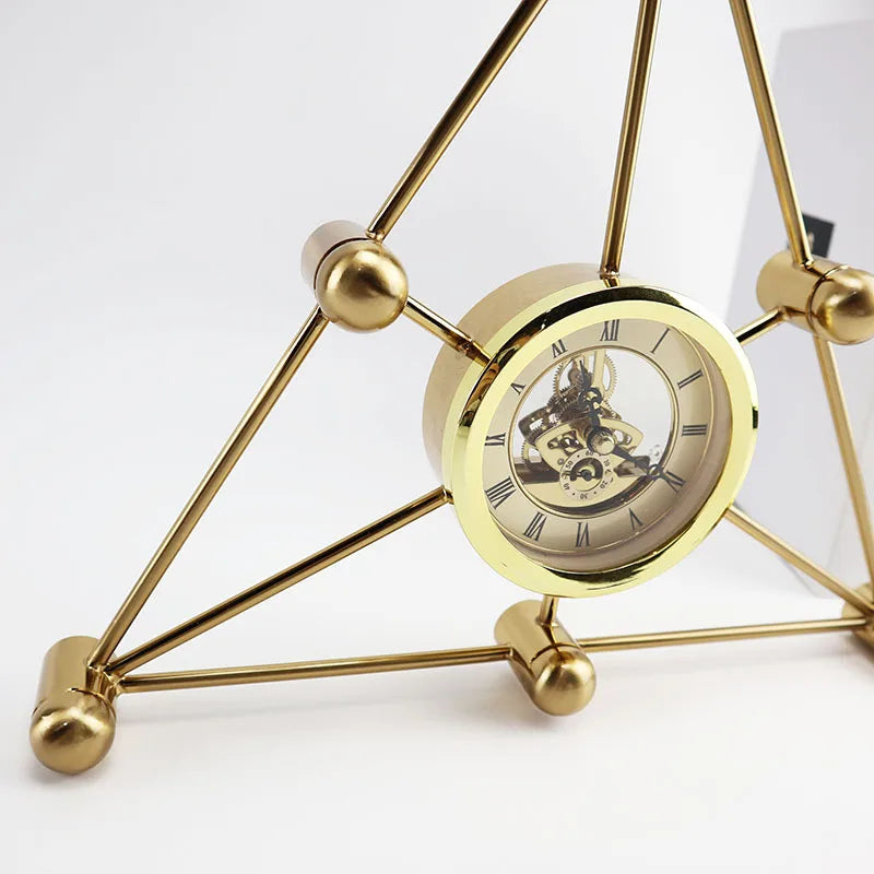 Inttox-Mini Horloge Artisanale en Métal 🧭✨ | Design Triangulaire Élégant & Personnalisable