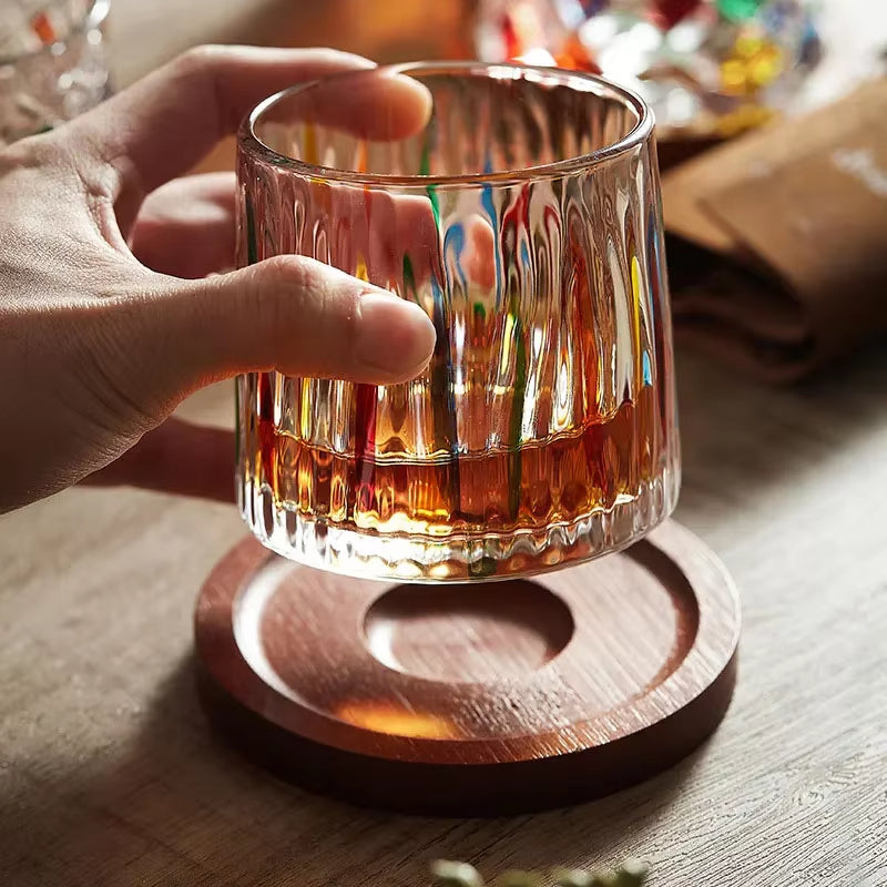Inttox-Verre à Jus Cristal Rotatif avec Sous-Verre en Bois 🍹🪵 | Tasse Colorée Élégante – Design Unique & Moderne