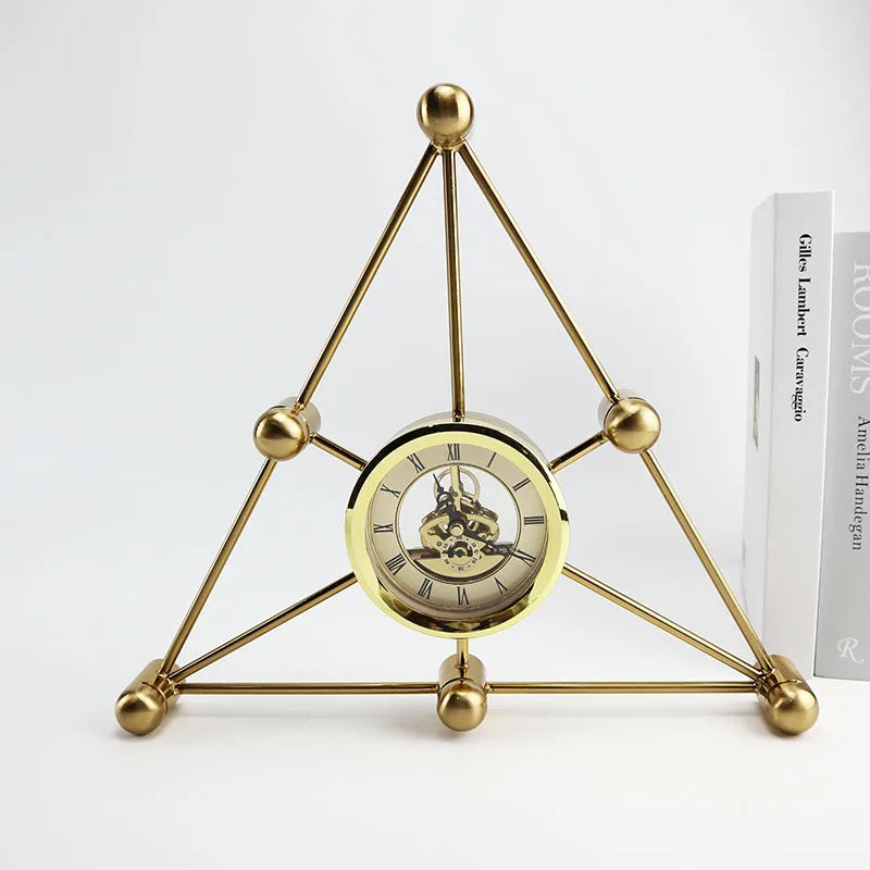 Inttox-Mini Horloge Artisanale en Métal 🧭✨ | Design Triangulaire Élégant & Personnalisable