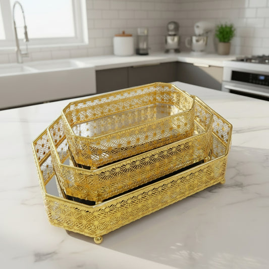 3 Ensemble de plateaux décoratifs en métal doré  avec fond miroir et bordure ajourée