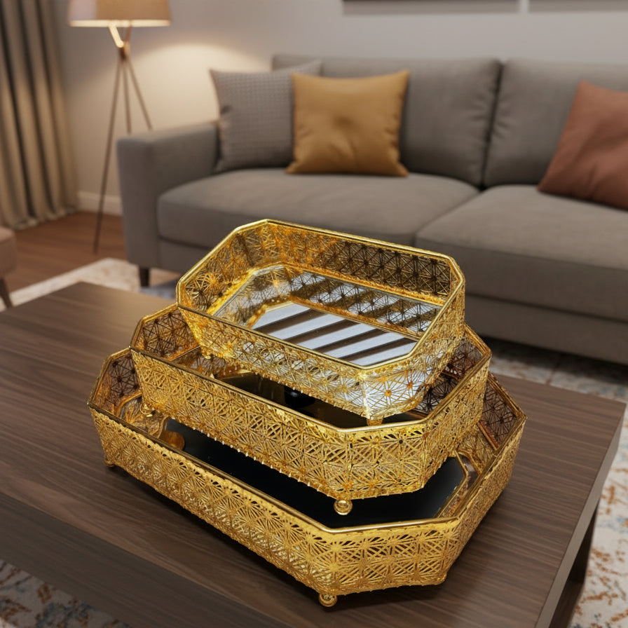 3 Ensemble de plateaux décoratifs en métal doré  avec fond miroir et bordure ajourée