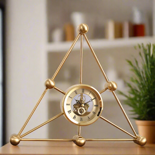 Inttox-Mini Horloge Artisanale en Métal 🧭✨ | Design Triangulaire Élégant & Personnalisable