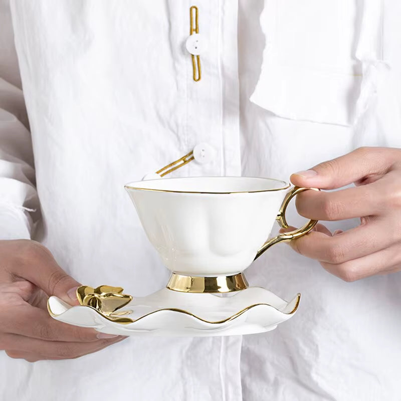 Inttox-☕👑 Service à Café "Sophia" en Porcelaine de Chine – Élégance Nordique & Papillons Dorés 🦋🍽️