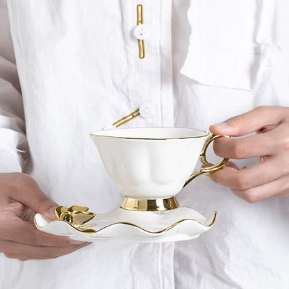 Inttox-☕👑 Service à Café "Sophia" en Porcelaine de Chine – Élégance Nordique & Papillons Dorés 🦋🍽️