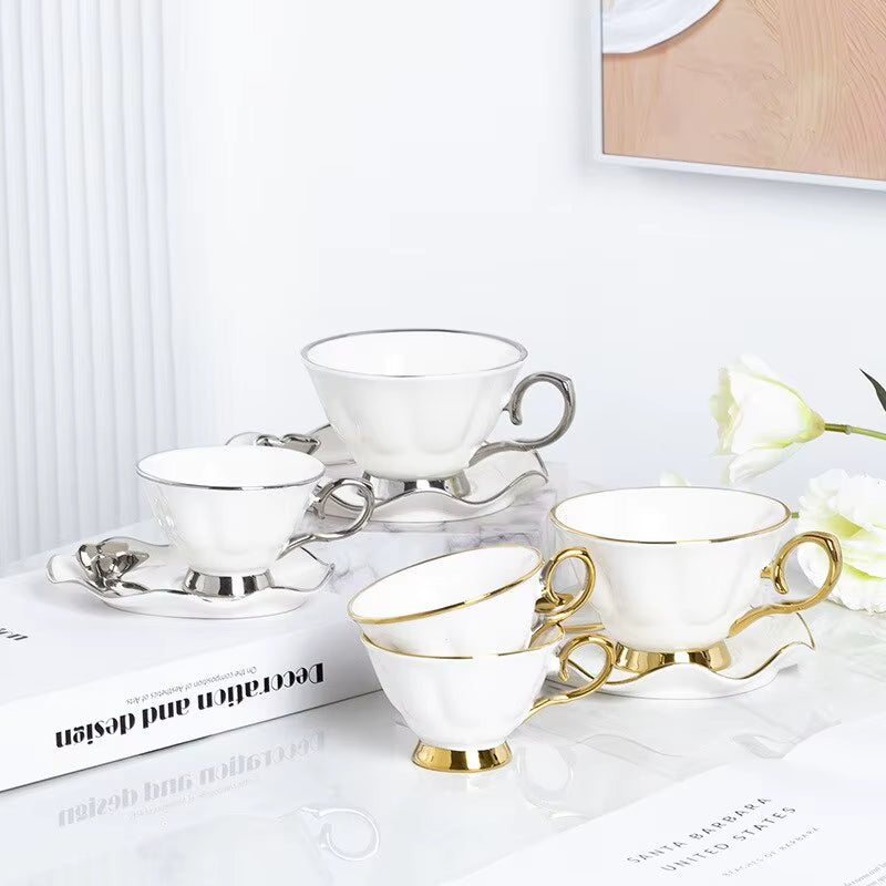 Inttox-☕👑 Service à Café "Sophia" en Porcelaine de Chine – Élégance Nordique & Papillons Dorés 🦋🍽️